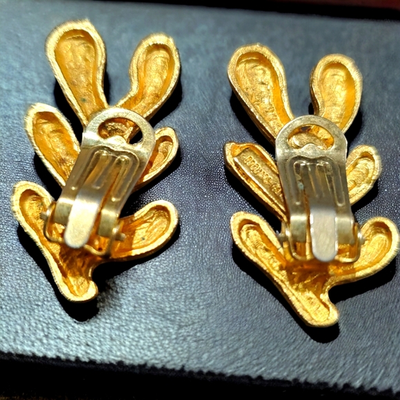 French EDUARD RAMBAUD Chunky Stylized Branch Matte Clip-on Earrings - Picture 3 of 5